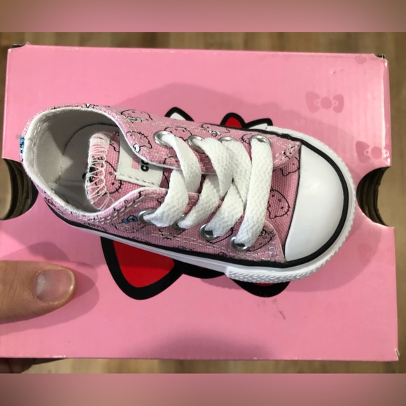 New In Box Hello Kitty Converse - Picture 4 of 7